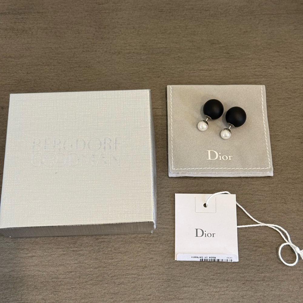Dior | Tribales Pearl Black Earrings - Picture 7 of 9